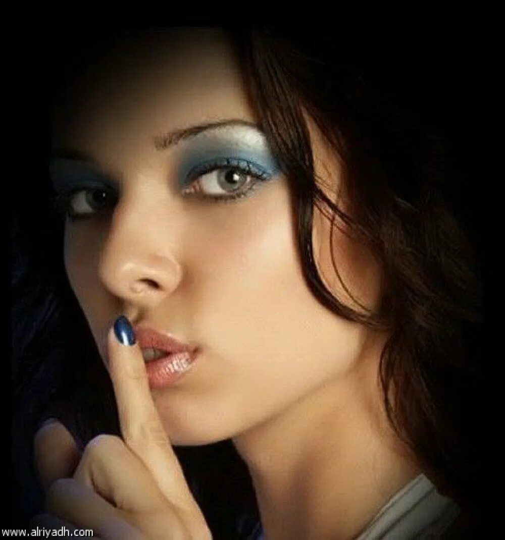 Девушка палец к губам. Девушка палец к губам. Палец во рту у девушки. Женские губы. Палец приложенный к губам.