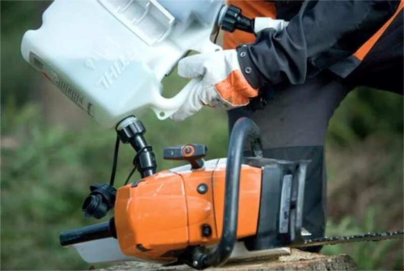 Stihl какой бензин. Штиль 180 масло в бензин. Бензопила штиль 180 заправка. Масло в бензин для бензопилы Stihl. Масло в бензин для бензопилы штиль.