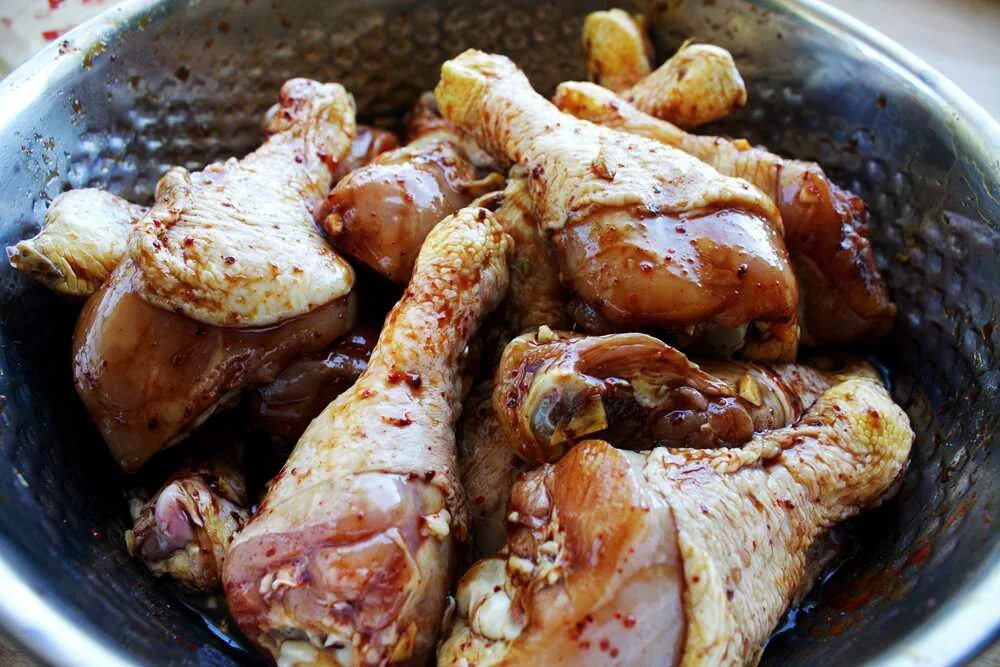 Замариновать курицу на ночь для запекания. Замариновать курицу. Куриные голени в духовке. Шашлык курица. Маринад для курицы шашлык.