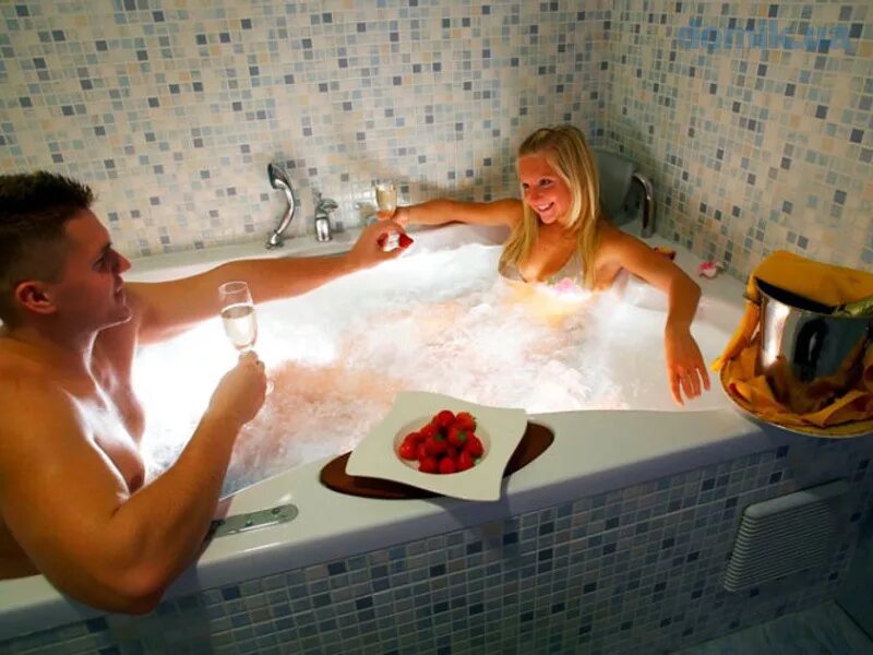 Жена мужу сюрприз видео. Романтика в ванной. Романтический вечер в ванной. Романтик в ванной для мужчины. Романтическая ванна для двоих.