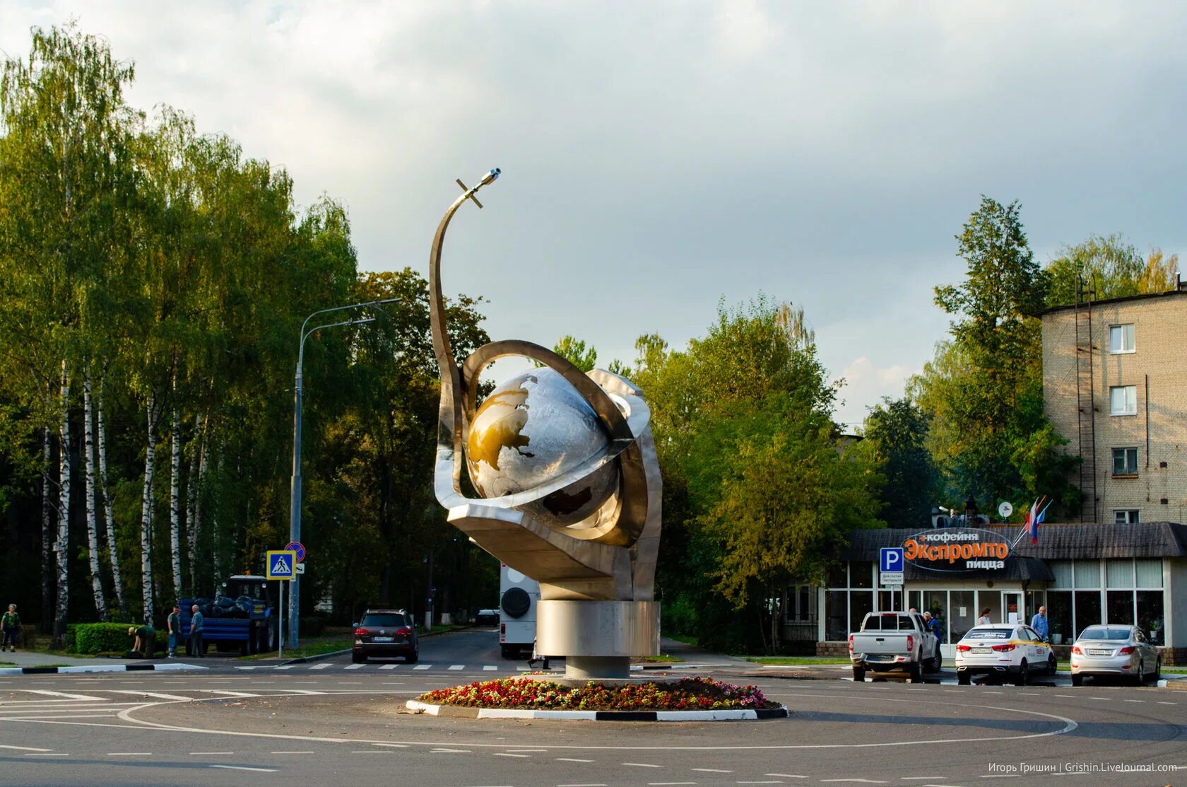 Королев горлового. Монумент Покорители космоса королёв. Город Королев Московской области. Памятник покорителям космоса в Королёве. Памятники Королева Московской области.