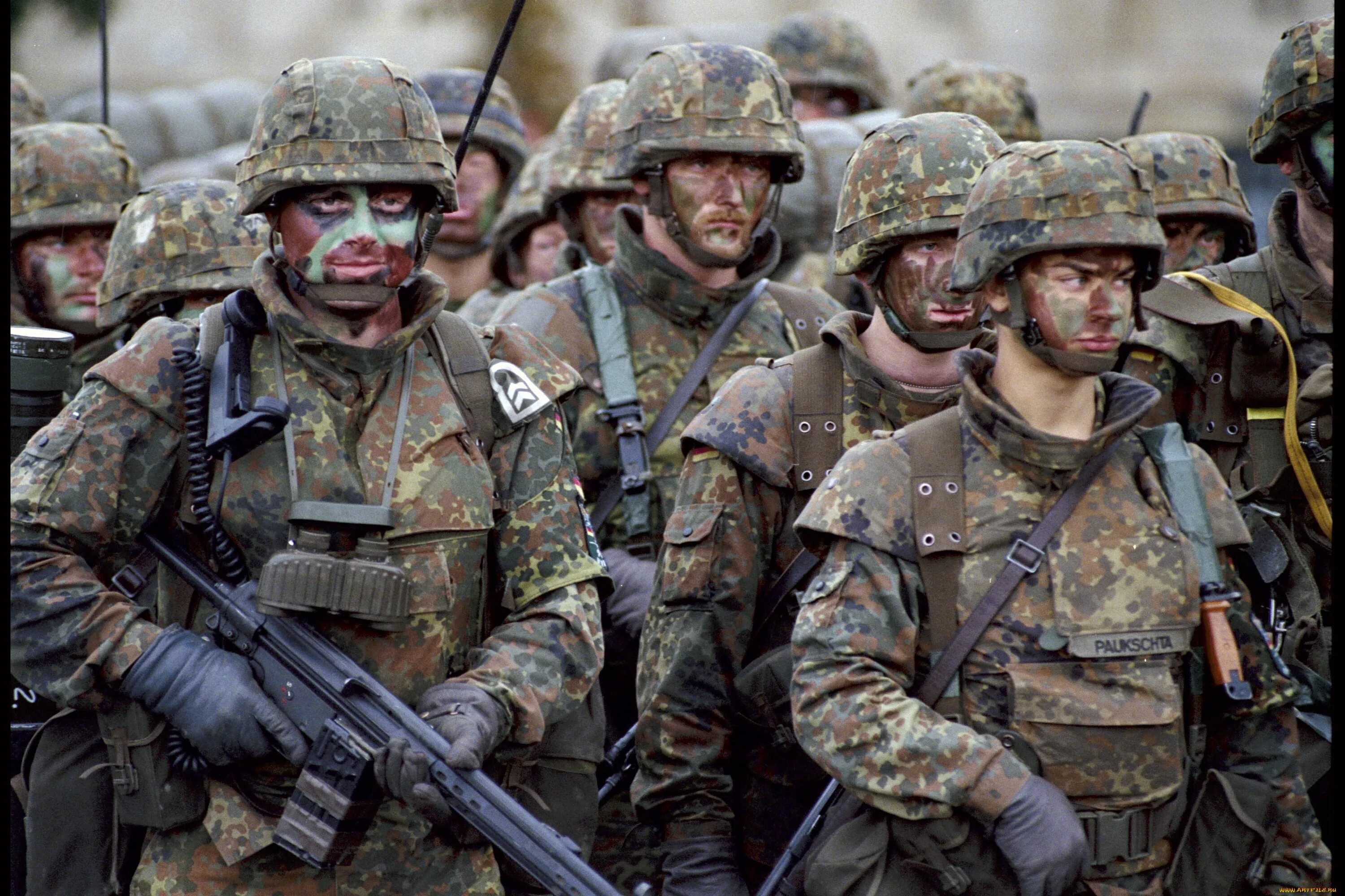 Бойцы нато. Перчатки Бундесвер. Солдаты НАТО немцы. Германская армия Бундесвер. Бундесвер 1995.