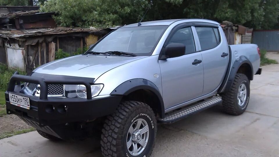 Шины l200 mitsubishi. Mitsubishi l200 на 33 колесах. L200 на 33 колесах. Митсубиси л200 на 33 колесах. 33 Колеса l200 2012.