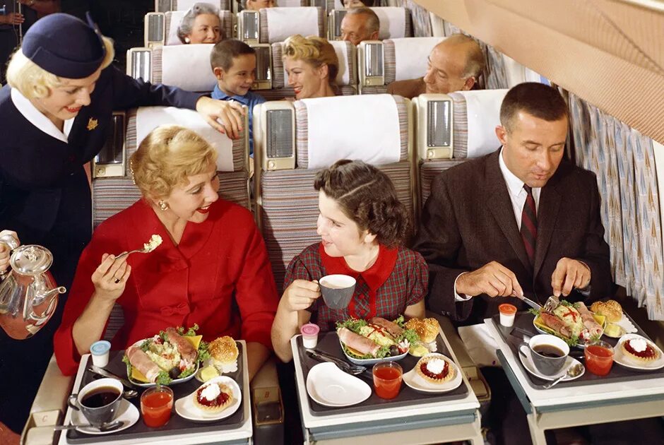 Самолеты поезда люди. Еда в самолете. Обед в самолете. Питание в самолетах СССР. Еда в самолете раньше.