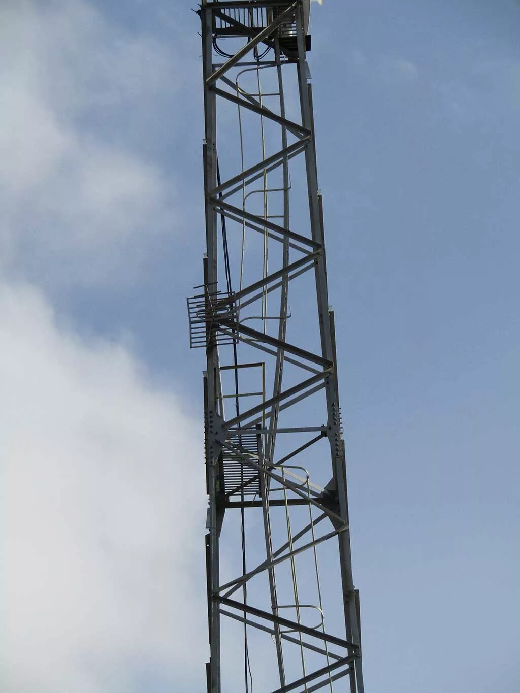 Мачта опорная для дымоходов jeremias fsx-and. Дымовая труба фермовая сэндвич. Мачта дымовой трубы. Промышленные дымовые трубы защита от ветра. Труба колонная воздухозаборная мачтовая 15м.