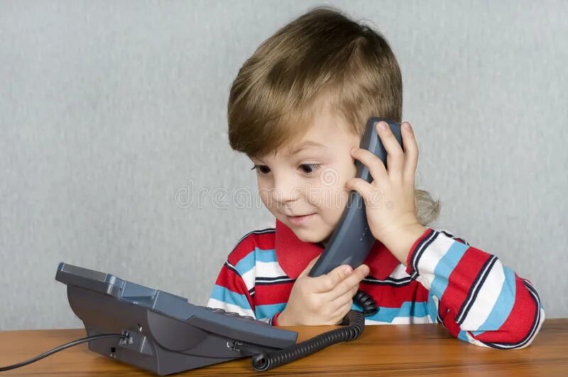 Телефон мальчик 6. Шкулфон. Школьник с телефоном. Мальчик с телефоном. Школьник с телефоном в руках.