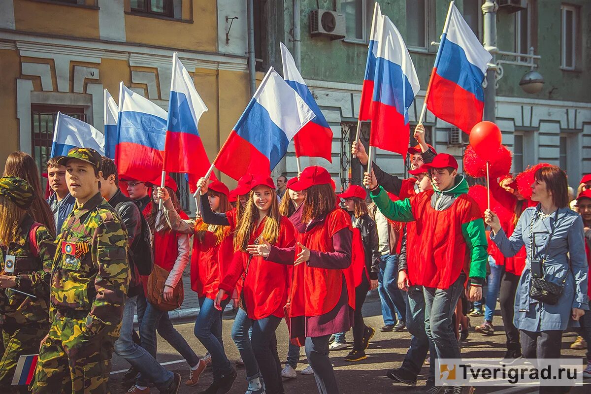 Первомайская демонстрация. Первомай демонстрация. Первомайская демонстрация в Москве. Знамена на демонстрации. Митинг флага