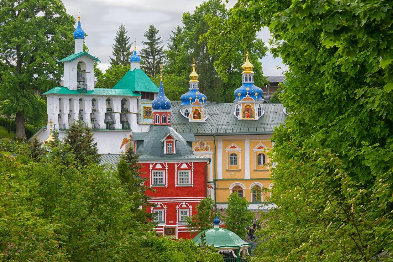 Свято-Успенский Псково-Печерский монастырь открывает для паломников храмы и пеще