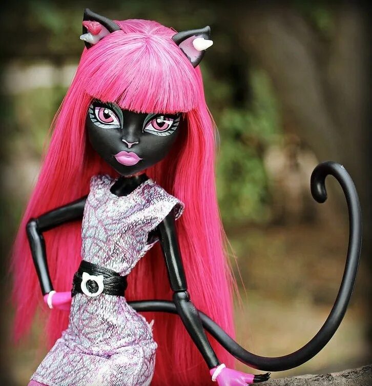 Monster High Кэтти Нуар. Кэтти Нуар Скарместр кукла. Монстр Хай кукла Кэтти Нуар. Кукла Монстер Хай кетти. Черно розовую кошку