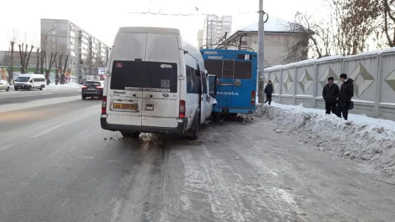 145 120 автобус екатеринбург. ДТП автобус Екатеринбург. 056 Автобус Екатеринбург. Троллейбус Екатеринбург аварии. ДТП возле троллейбусного депо.