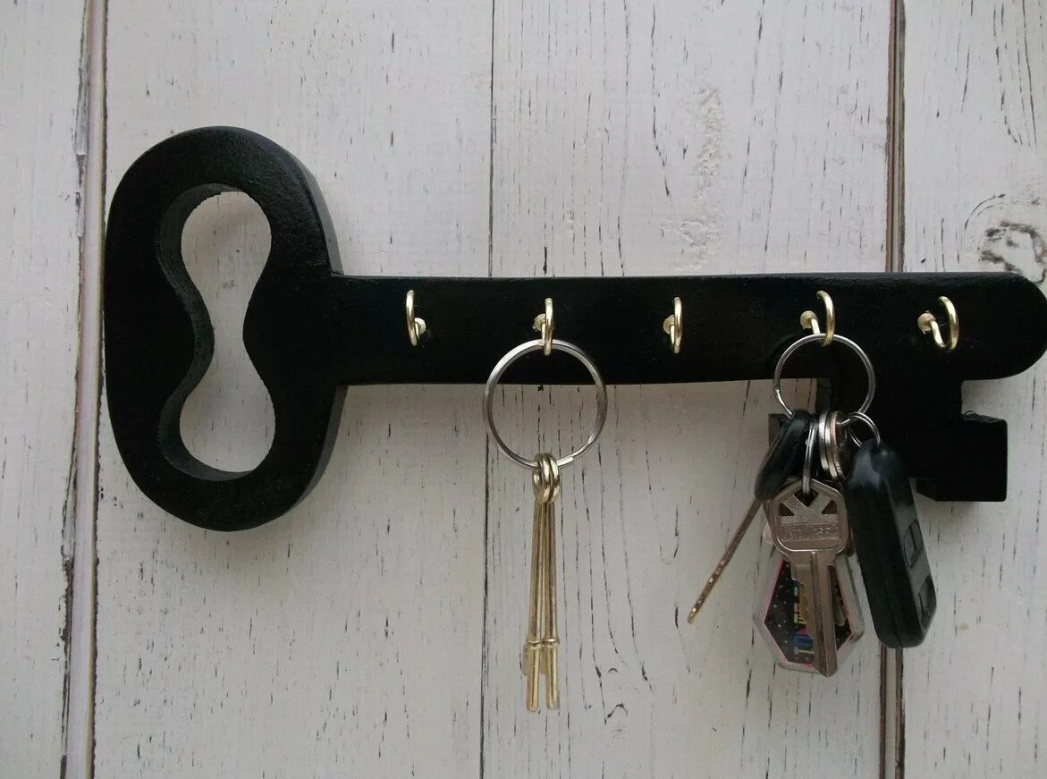 Повесить сотрудника. Ключница Key-20 Interior. Вешалка для ключей. Ключница настенная в виде ключа. Вешалка для ключей из дерева.