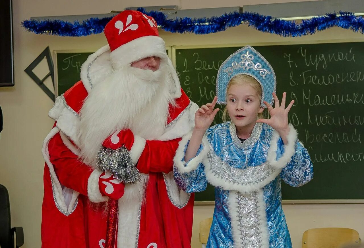 Новый год дед мороз. Семейная фотосессия с этим дедом морозом и со снегурочкой. Дед мороз снегурочка и елка. Блогерша позвала деда мороза. Дед мороз и снегурочка возле елки.