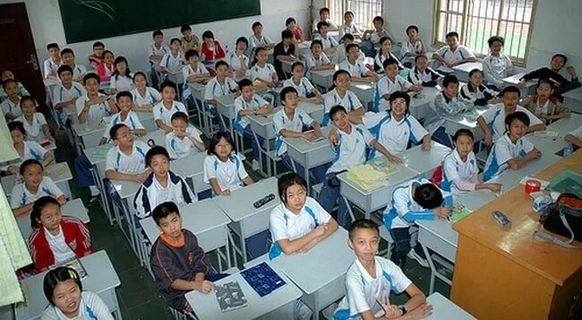 Китайский класс в школе. Китайская школа. Средняя школа в Китае. Среднестатистическая китайская школа. Китайские ученики в школе.