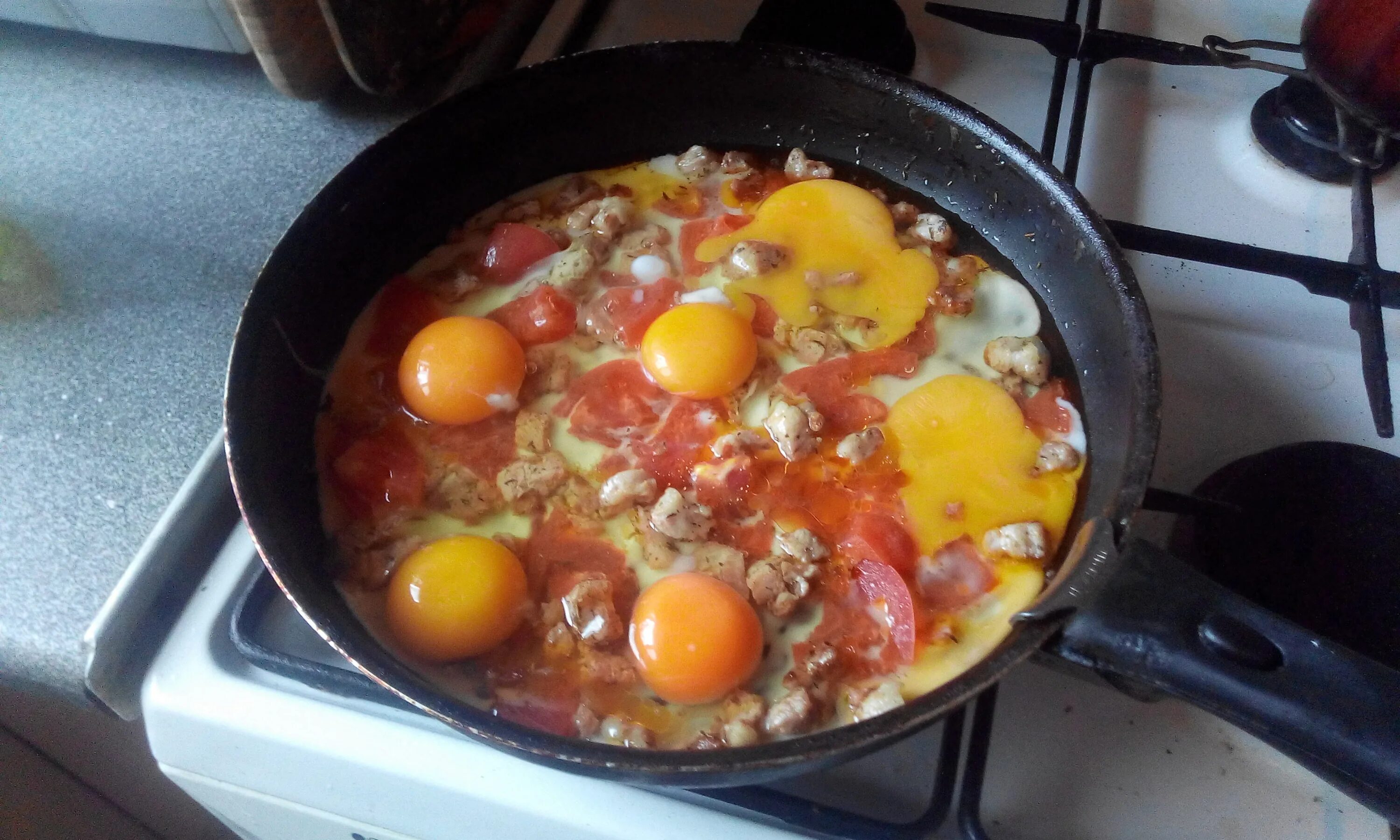 яичница глазунья с помидорами. яичница лук помидоры колбаса. яичница глазунья с помидорами. яичница с луком. яичница с помидорами и луком и колбасой.