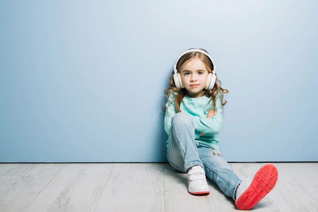 Девочка сидит на девочке. Add little. Ребенок держит. Фото в желтом платье на природе с ребенком. Как скомпилировать файл в visual studio.