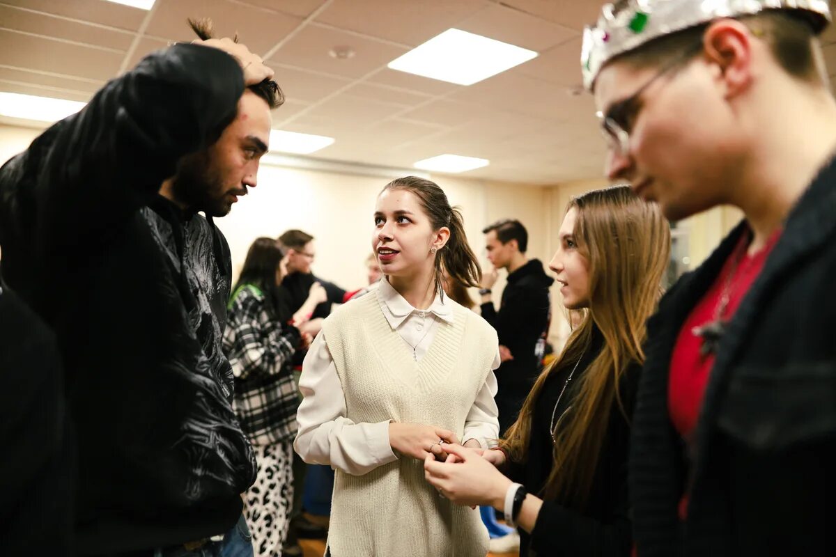 Студенты в феврале. Студенты зимой. Студенты минска. Аудитория в университете. Студенты в феврале.