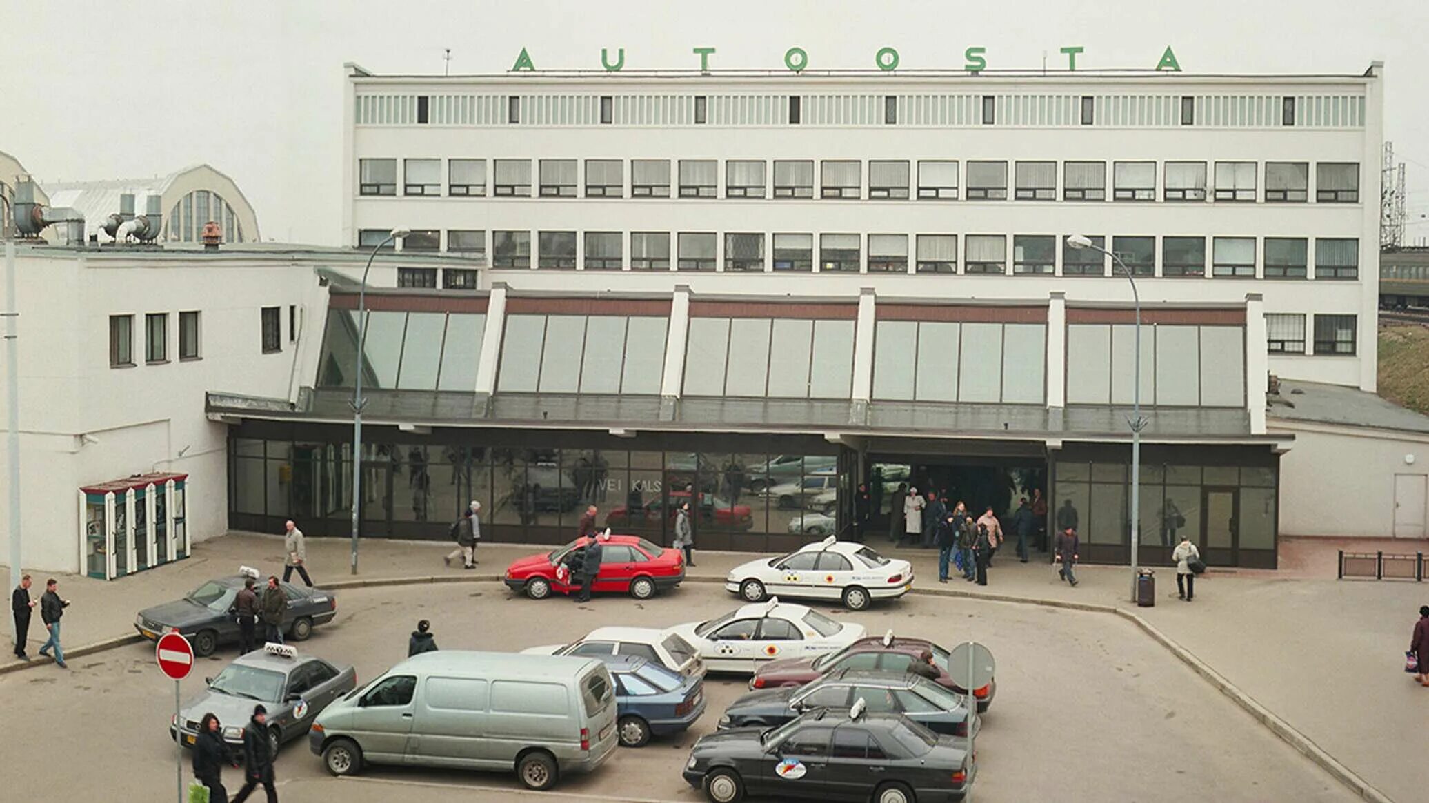 Здание академии наук в риге. Рижский автовокзал. Рижский автовокзал. Рижский международный автовокзал. Автобусная станция рига.