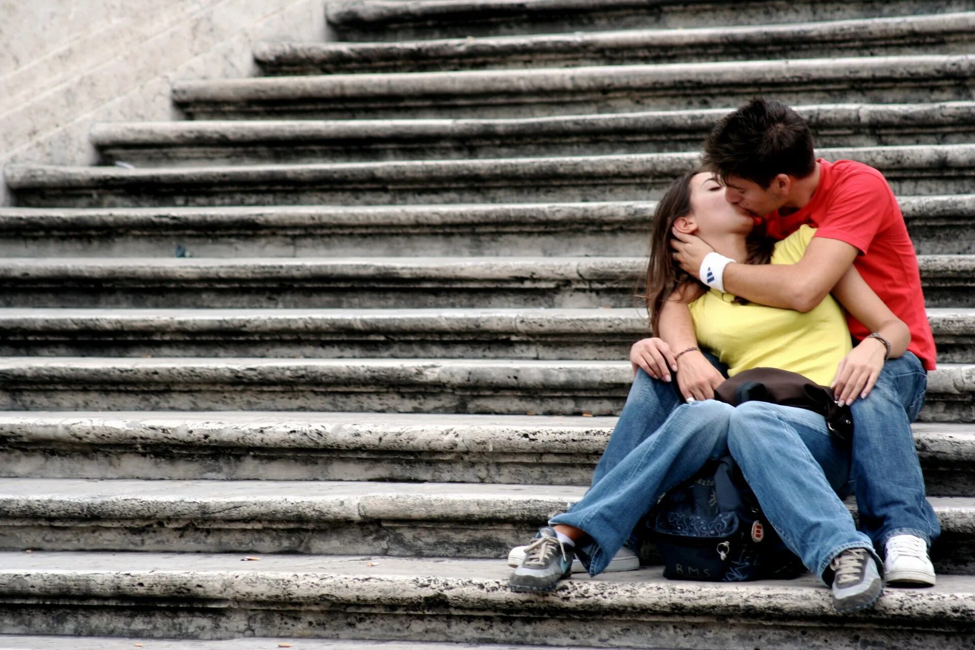 Brunette kiss. Влюбленные. Любовные картинки. Влюбленные парочки. Поцелуй на ступеньках.