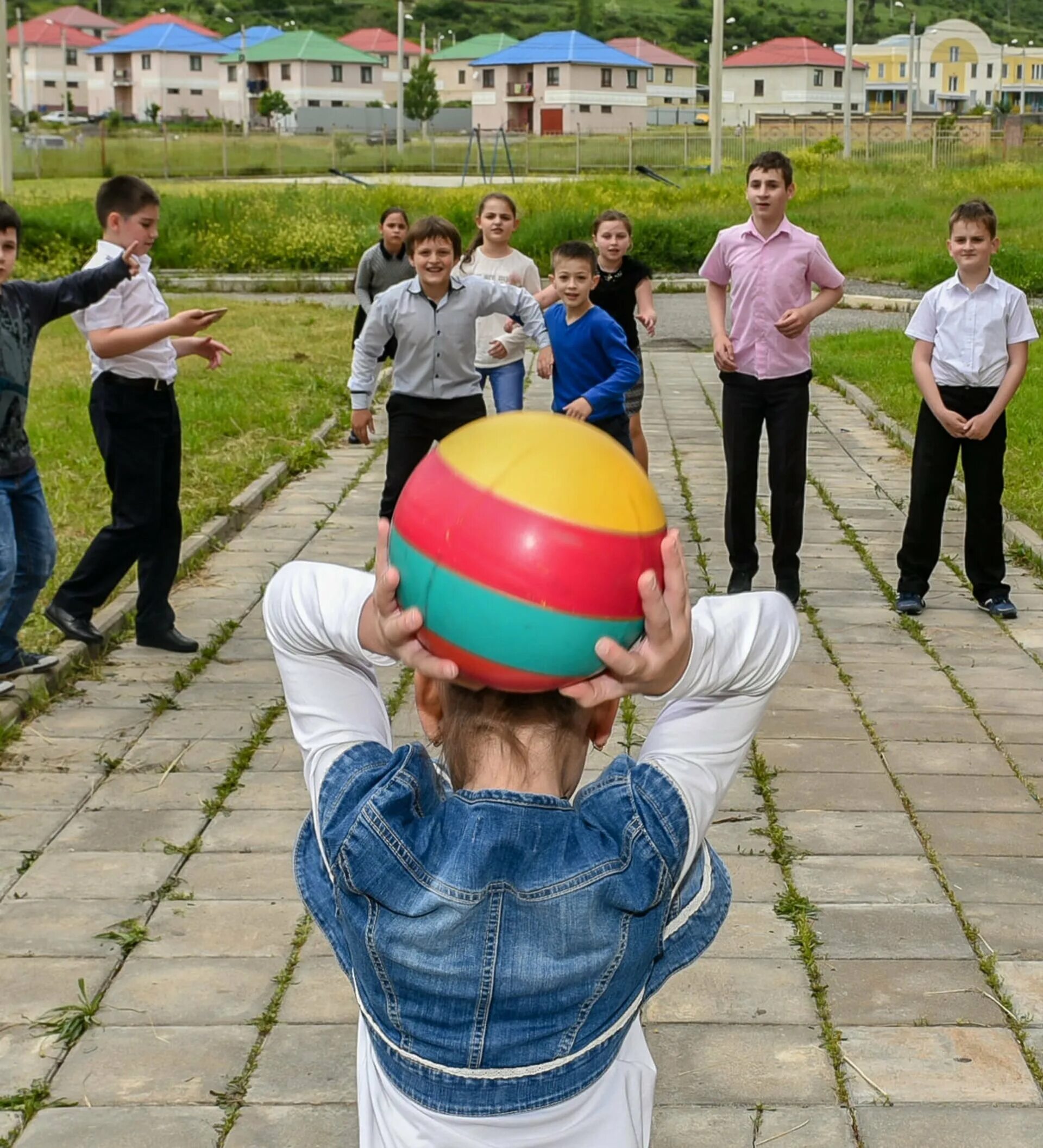 Хали Хало игра дворовая. Игра Хали Хало с мячом. Вышибалы игра. Хали Хало подвижная игра. Игра 15 с мячом