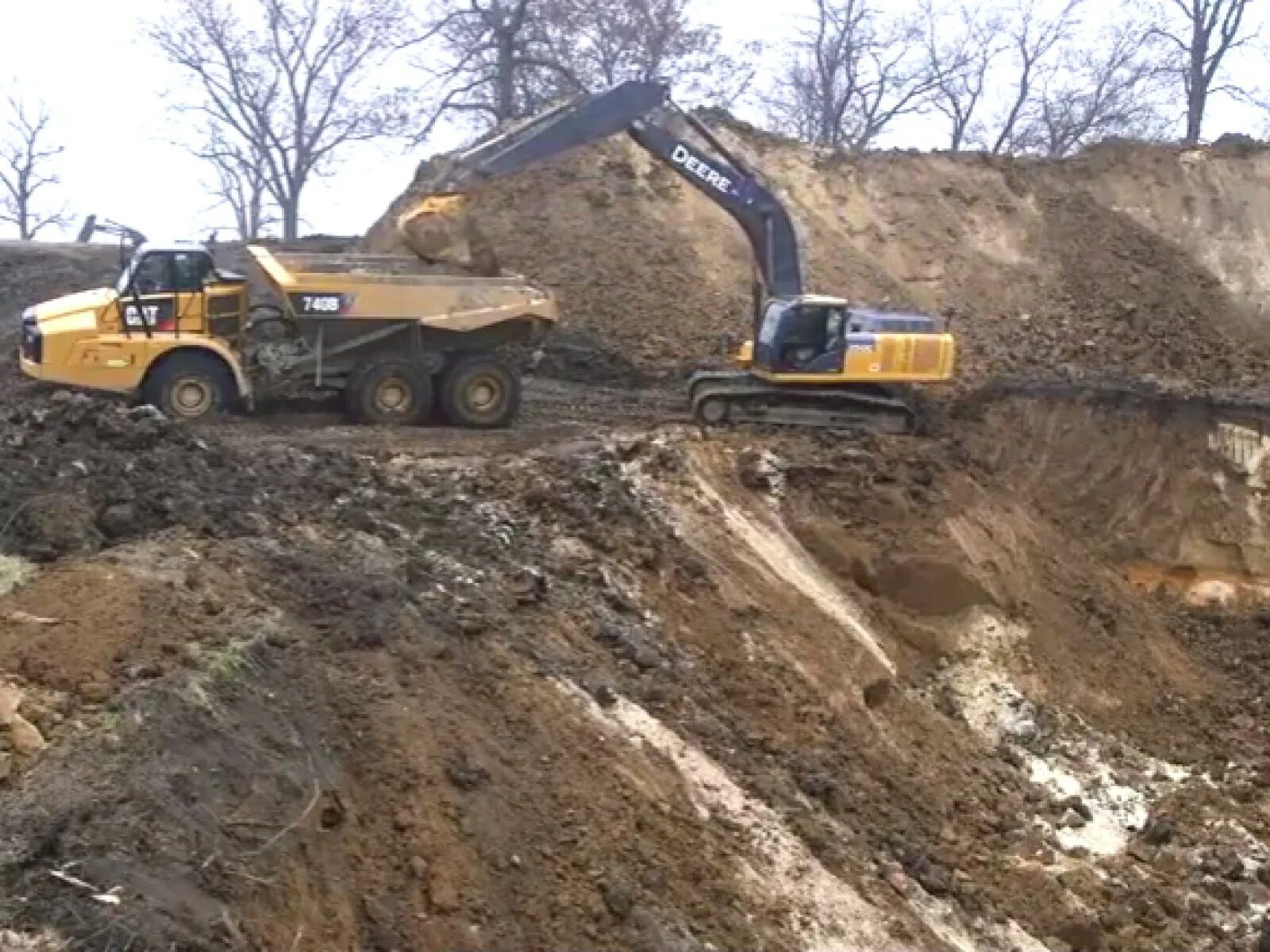 Трактор яма. Трактор jcb копает. Экскаватор упал в котлован. Экскаватор копает яму. Трактор роет яму.