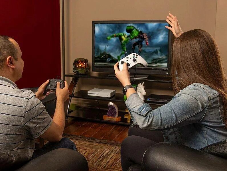 Как установить игры на телевизор. Хобби компьютерные игры. человек играющий в компьютерные игры. современные компьютерные игры. xbox one и телевизор.
