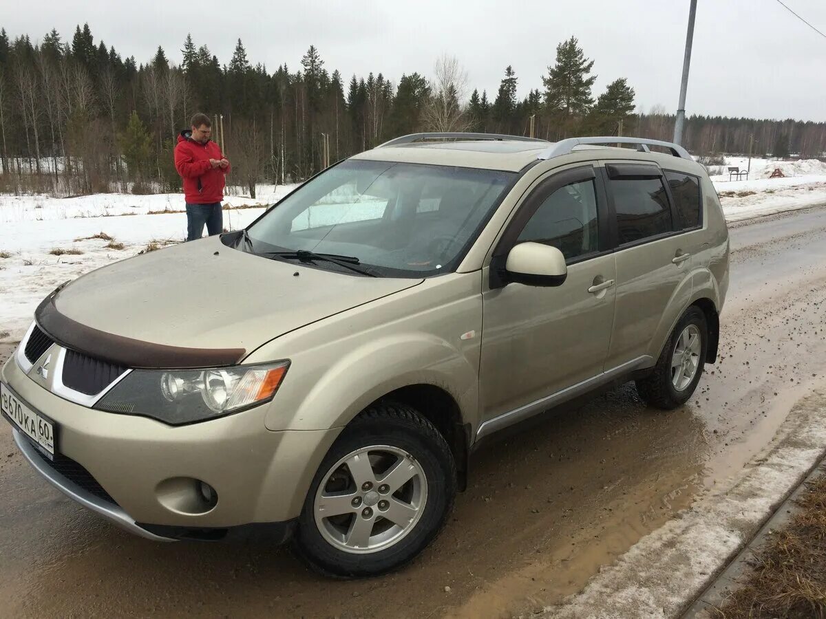 Продажа mitsubishi с пробегом. Mitsubishi Outlander XL 2007. Митсубиси Аутлендер XL 2.4 бежевый. Mitsubishi Outlander XL бежевый. Mitsubishi Outlander XL 2010.