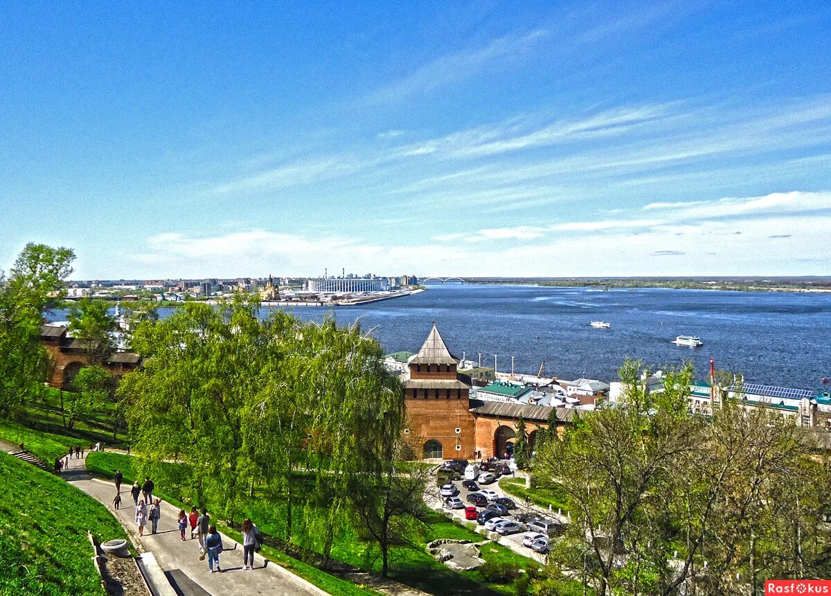 Ковид в нижнем новгороде. Нижегородский Кремль стрелка. Нижний Новгород вид на стрелку с Кремля. Мыс стрелка Нижний Новгород.