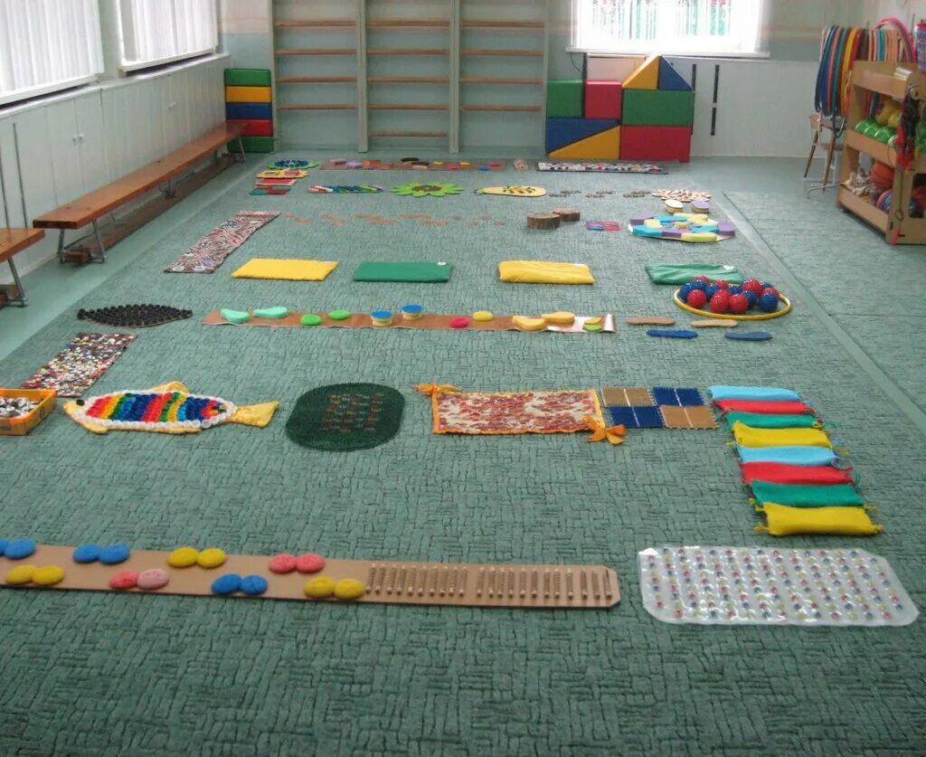 Дорожка в садик. Физкультурный коврик для детского сада. Спортивная дорожка в детском саду. Оздоровительная дорожка для детей. Коврик для физкультуры в детском саду.