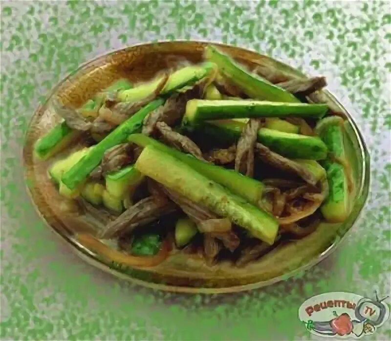 Салат из говяжьего языка. Мясо на листьях салата. Салат с мясом и солеными огурцами. Огурцы с мясом салат. Салат острый с говядиной.
