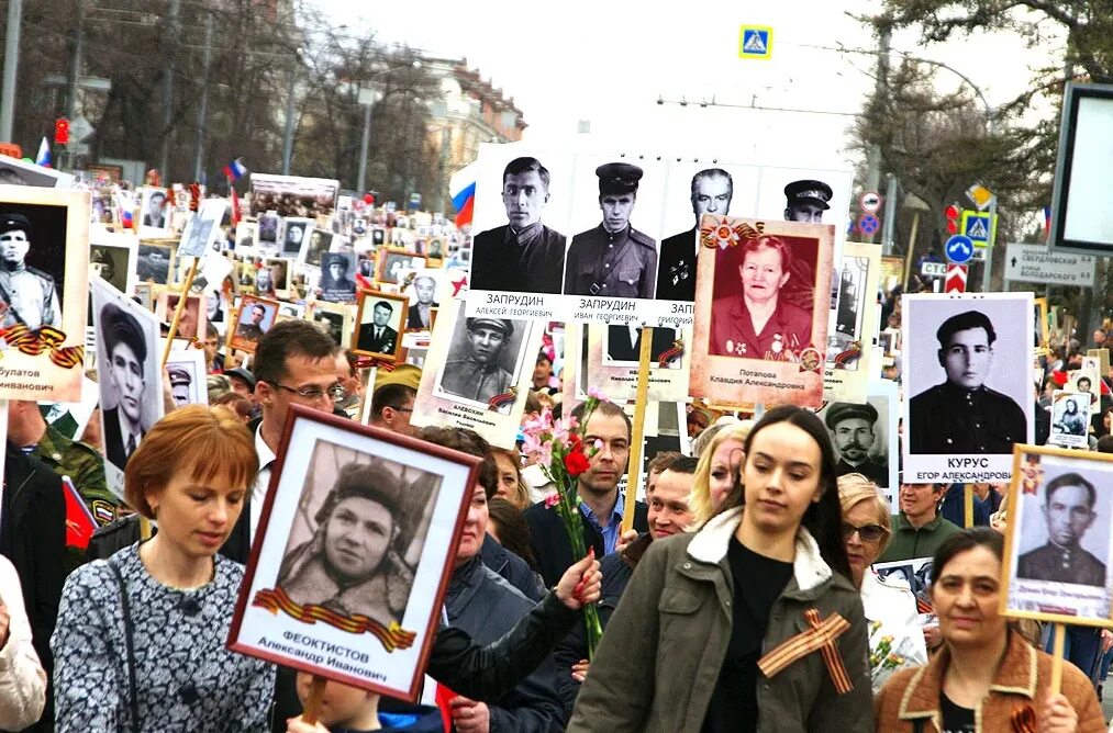 Бессмертный полк на улицах страны вновь. Бессмертный полк Челябинск 2021. Бессмертный полк Омск 2021. День Победы Бессмертный полк Москва. Бессмертный полк 2018.