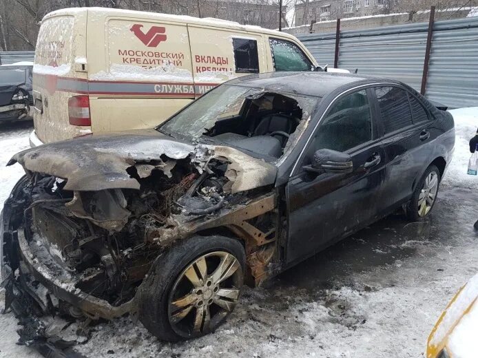 Выкуп битых авто. Битая машина. Тойота авенсис после аварии. Битая машина. Выкуп битых автомобилей в москве.