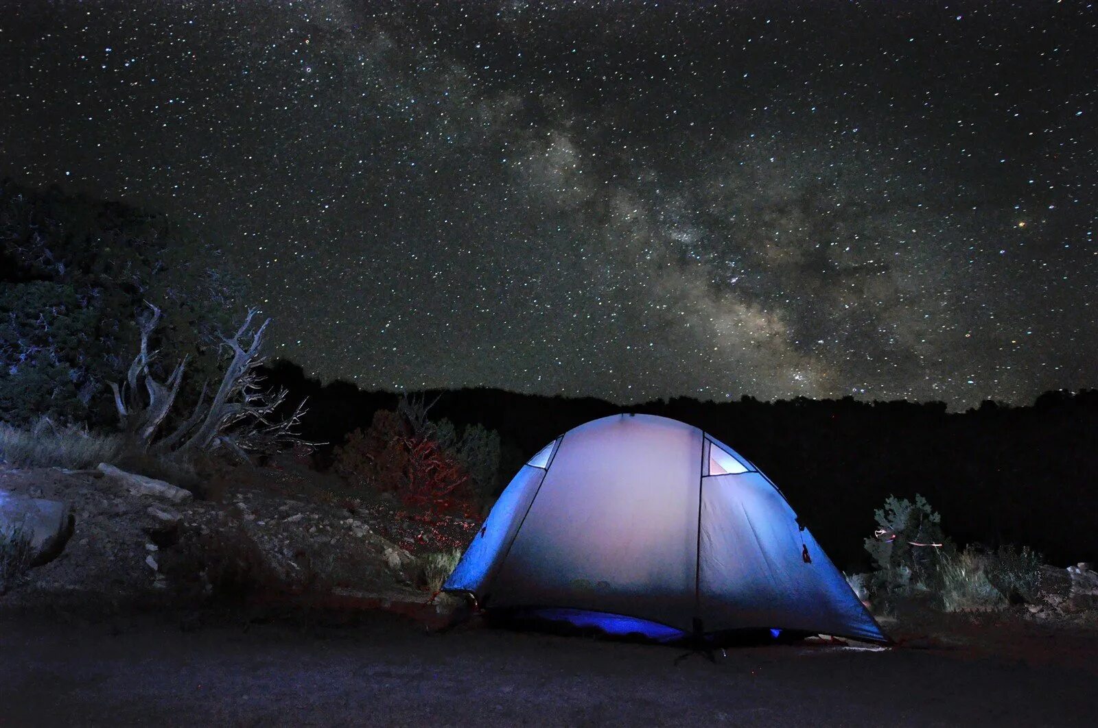 Темнота в палатке. Палатка. Палатка ночью. Палатка на природе. Кемпинг ночью.