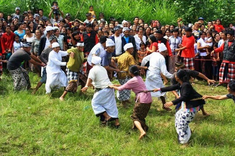 Национальные игры Индонезии. Бали игра. Игра на Бали тарантаттум. Festival Bali.