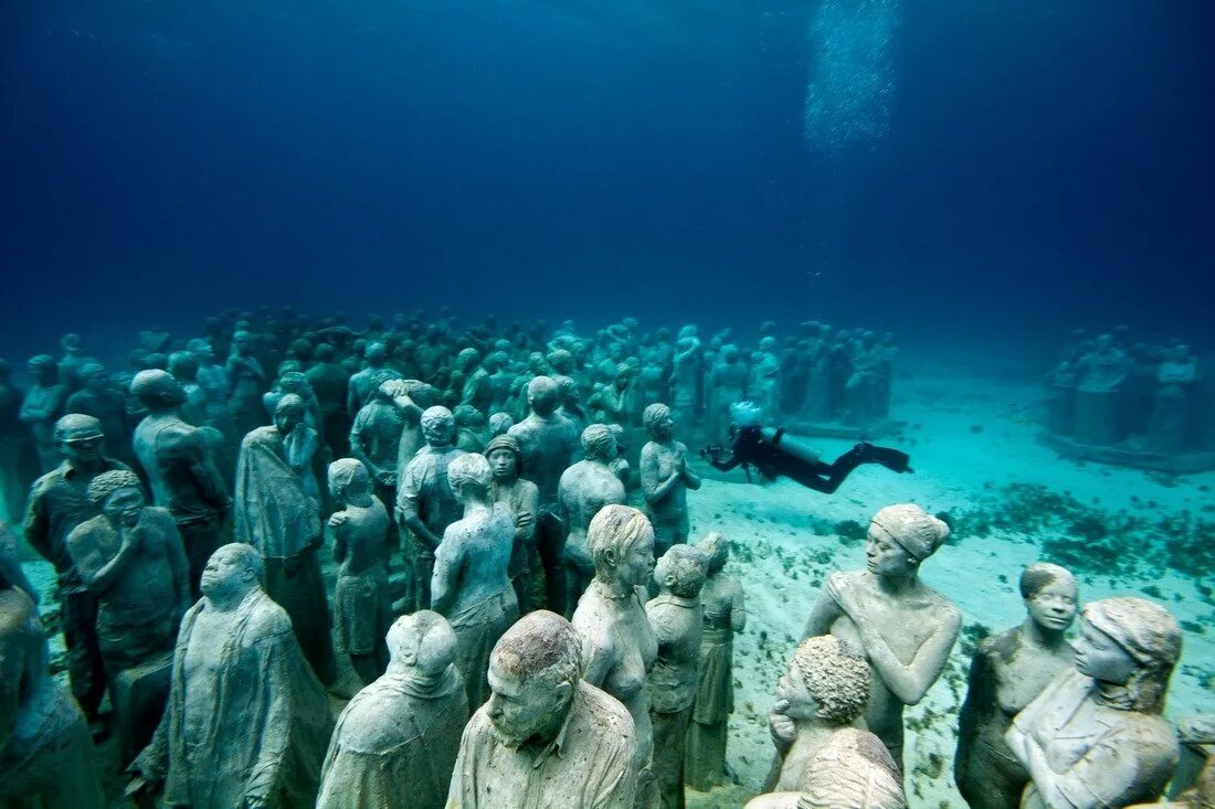 Подводный музей скульптур в канкуне. Золотое лицо на дне. Underwater sculptures by jason decaires taylor. Подводные обитатели океана. Байи италия затонувший город.