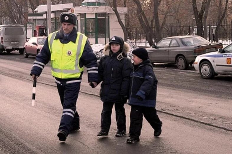 Нарушение правил дорожного движения. Полицейский на дороге. Дети ДПС на дороге. ДПС И пешеход.