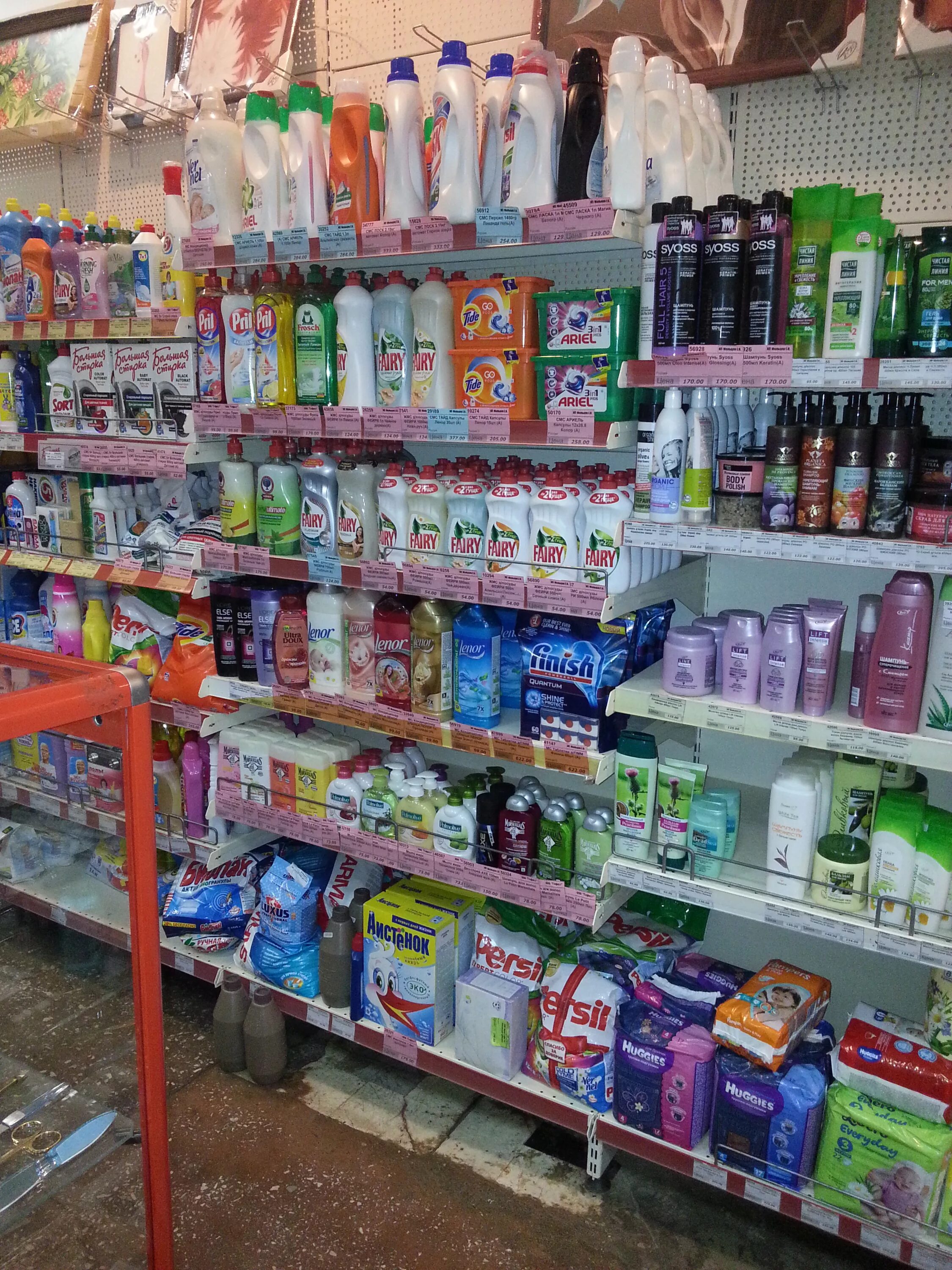 магазин хозтоваров. бытовые товары рядом. хозяйственный магазин бауманская. выкладка товара в магазине бытовой химии. хозтовары ассортимент для магазина.