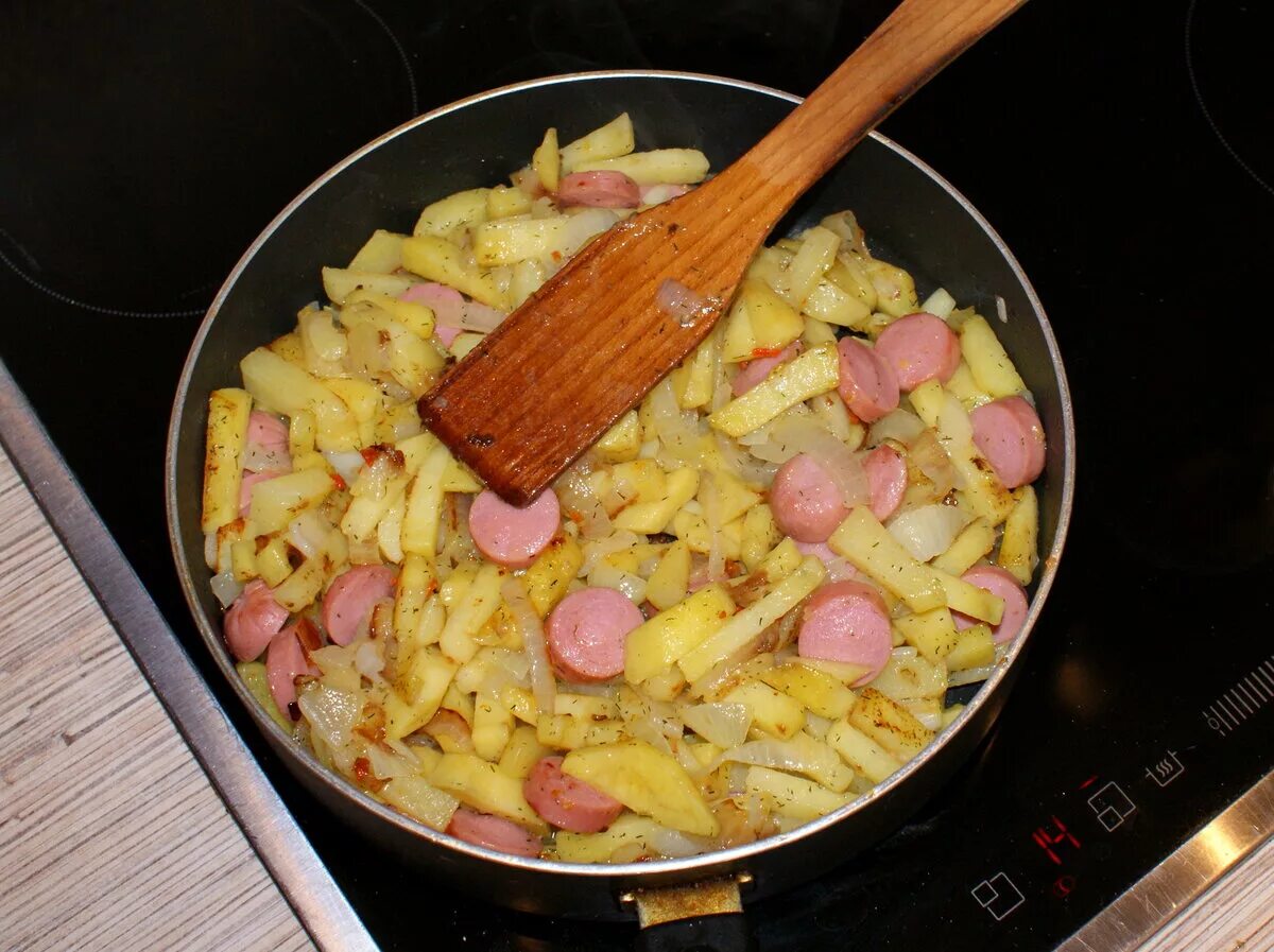 ирландское рагу коддл. жареная картошка с сосисками. картошка с сосисками. запеканка с сосисками и сыром. картошка с сосисками.