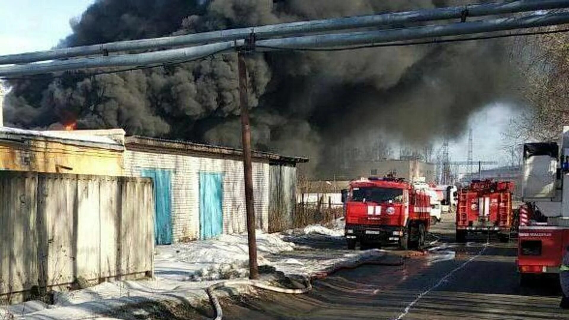 Горит нефтебаза сегодня. Пожар завод кстово. пожар бензовозов в нижегородской области. кстово горит нефтебаза. кстово нижегородской нпз пожар 12 03 24.