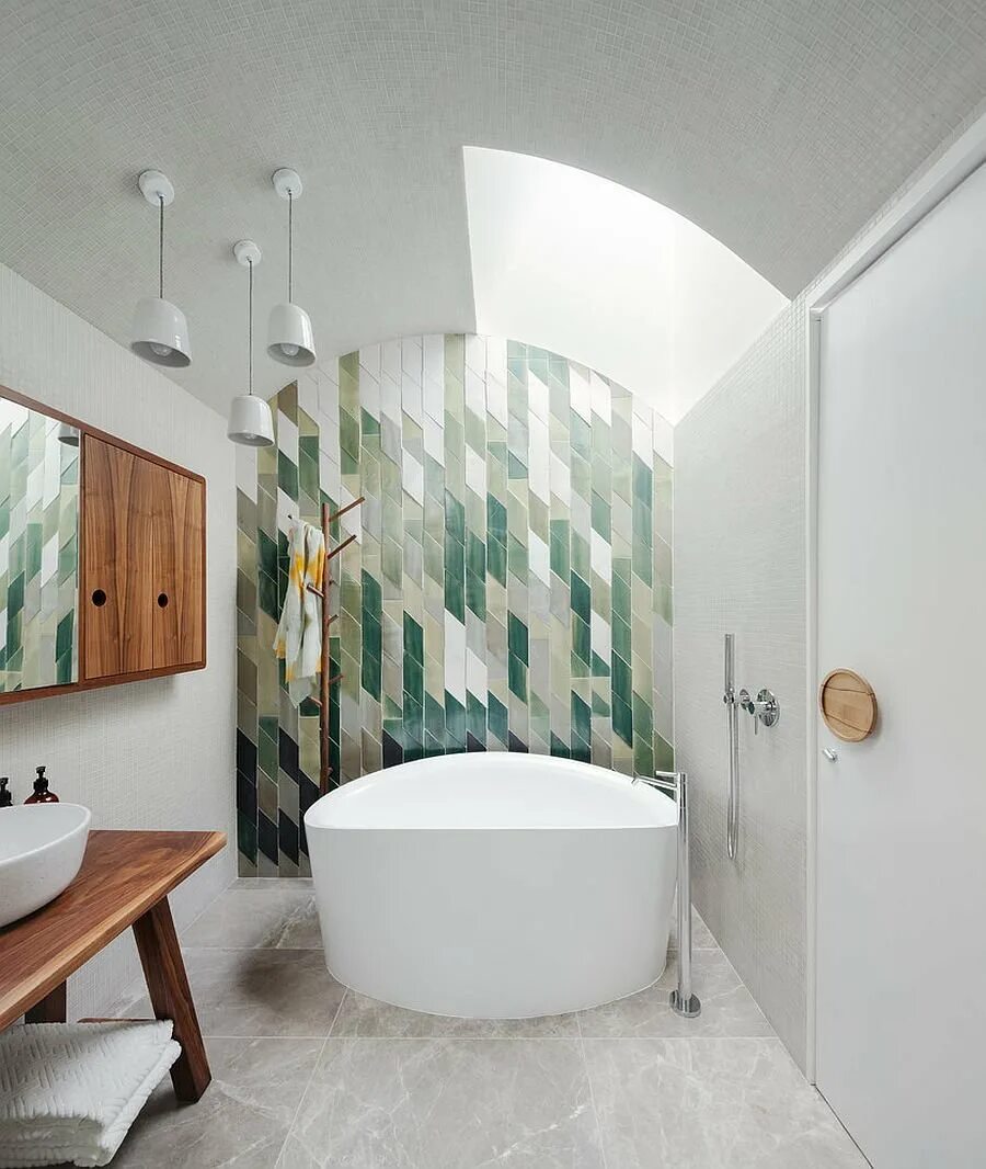 Стены в ванной. Нестандартная ванная комната. Необычные планировки ванной комнаты. Необычные стены в ванной. Отдельностоящая ванна в интерьере небольшой ванной.