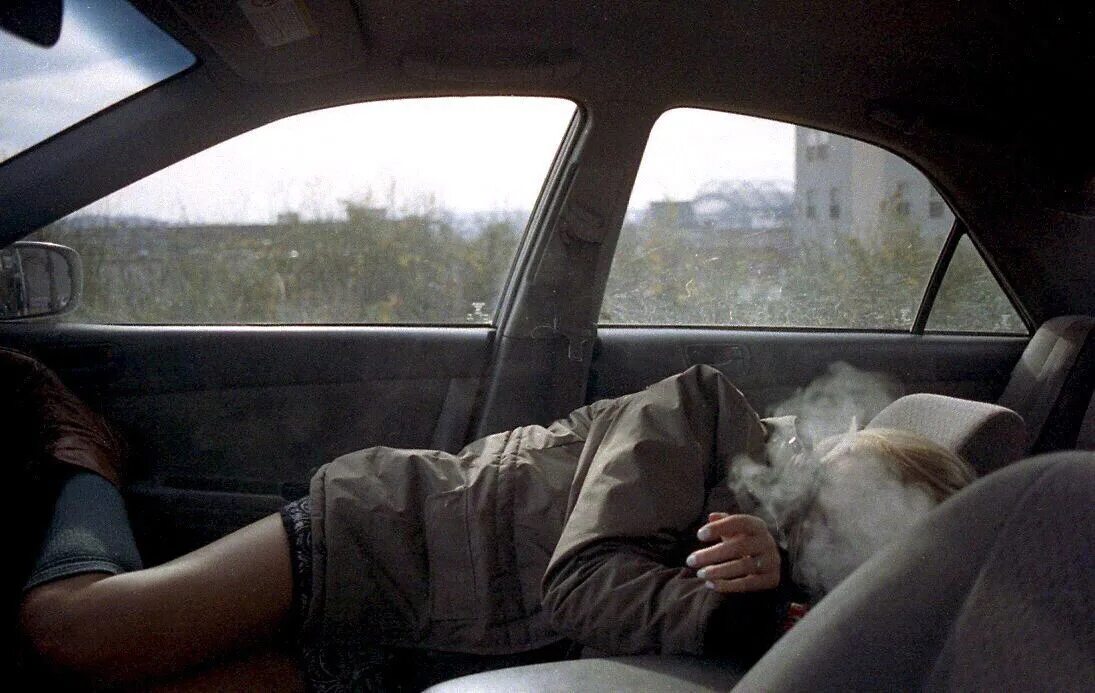 Пьяные спящие мальчики. Девушка на заднем сидении авто. Заднее сиденье машины. Мужчина в машине Эстетика.