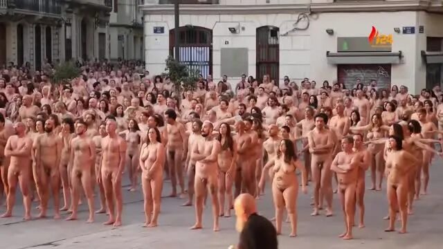 Город Где Все Ходят Голые Видео