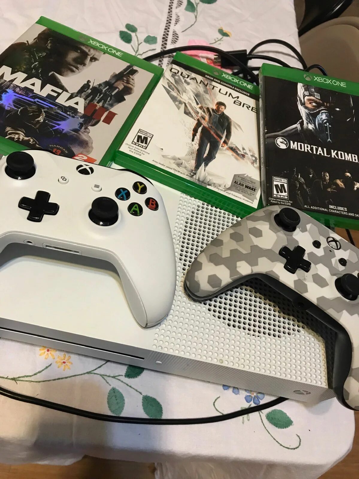 Плейстейшен хбокс 360. Xbox one s. PS one Xbox 360. Мортал комбат Xbox 360 геймпад.