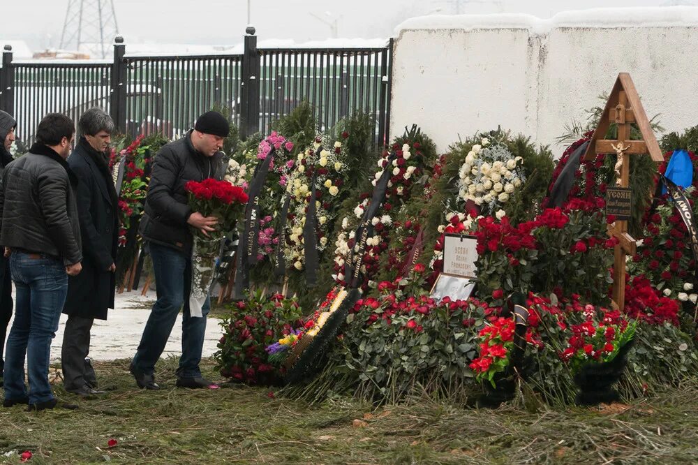 Дедушка похоронен. Усоян Аслан Рашидович могила. Хованское кладбище дед Хасан. Аслан Усоян могила.