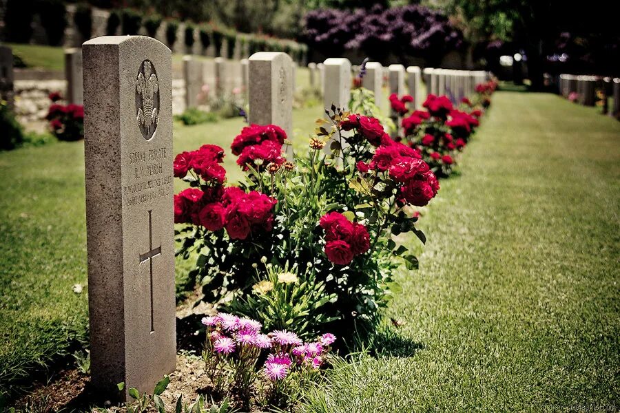 Похоронен на английском. Древнеримское кладбище с надгробиями Англия. Могилы в Англии. Иерусалимское Британское военное кладбище. Могила на английском.