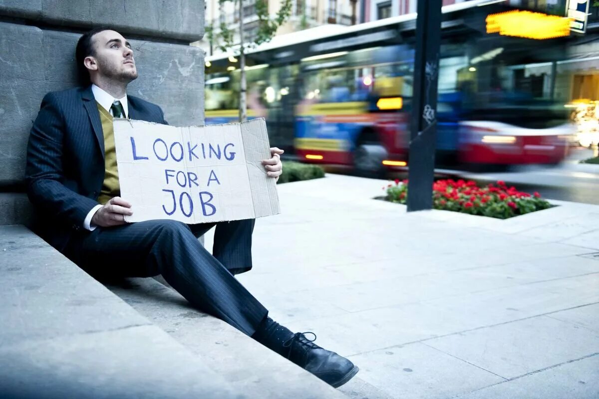 Искать работу на правом. Безработный человек. Безработица. Безработный фото. Картина безработица.