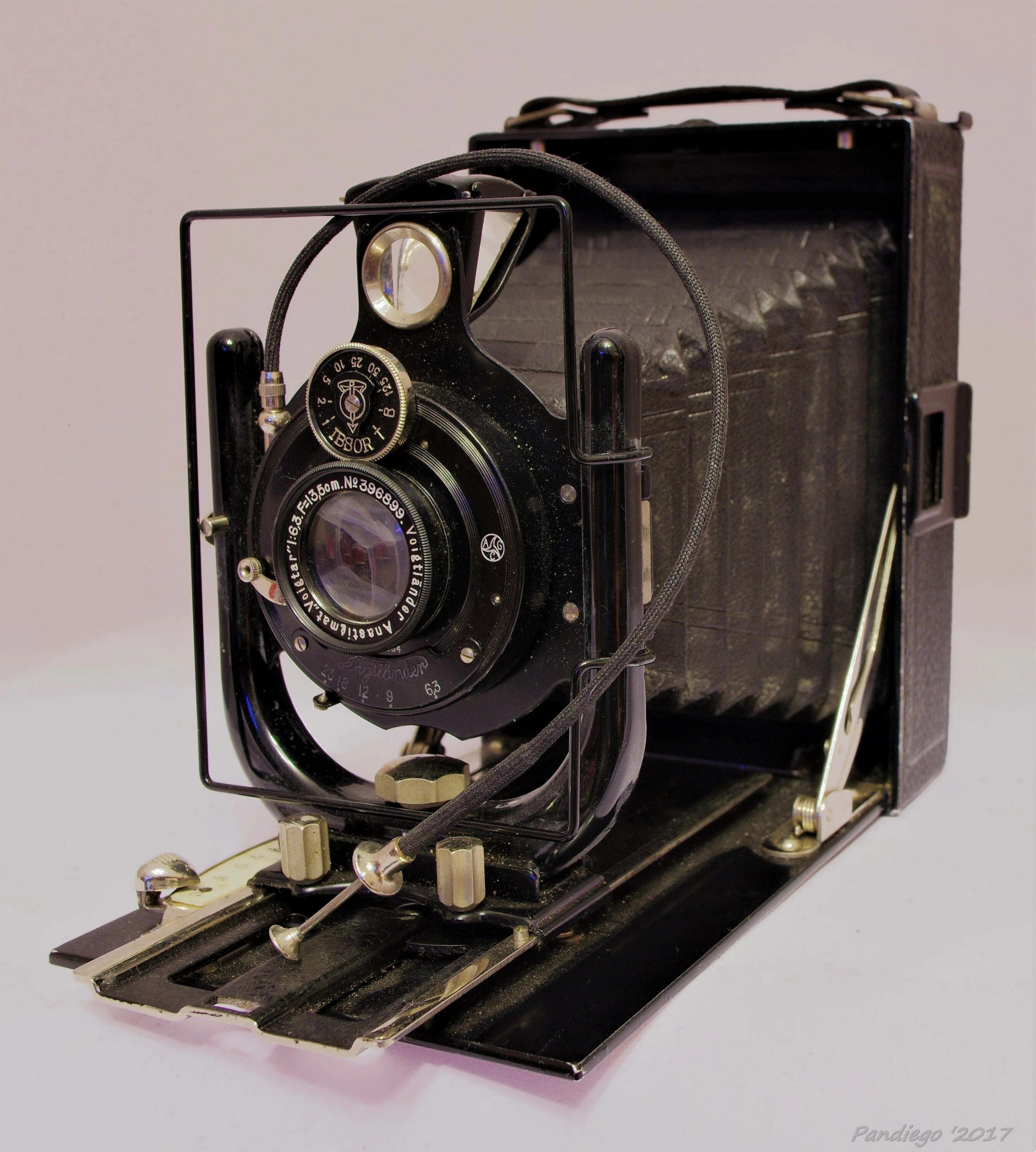 Фотоаппарат Сеттона 1861. IBSOR DRP фотоаппарат. Первый зеркальный фотоаппарат Сэттона. Старинный фотоаппарат ИБСОР.