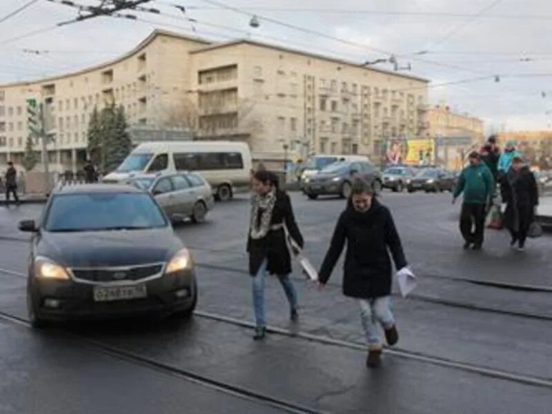 Дтп вина пешехода. Пешеход в неположенном месте. Переходит дорогу в неположенном месте. Пешеход перебегает дорогу. Пешеход перебегает дорогу в неположенном месте.