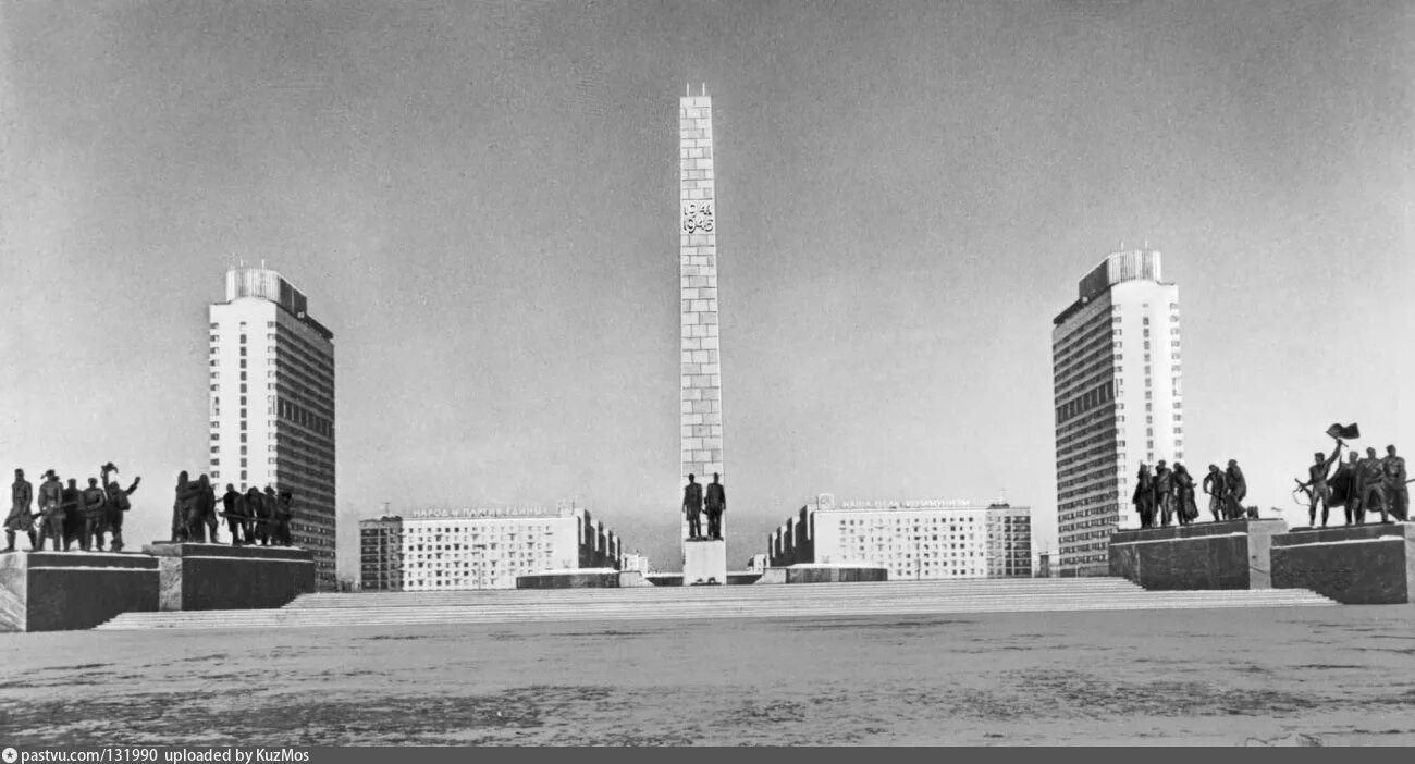 Монумент победы ленинград. Памятник на площади Победы в СПБ. Ансамбль площади Победы. Стелла парк Победы Ленинград. Московская площадь Ленинград ВОВ.