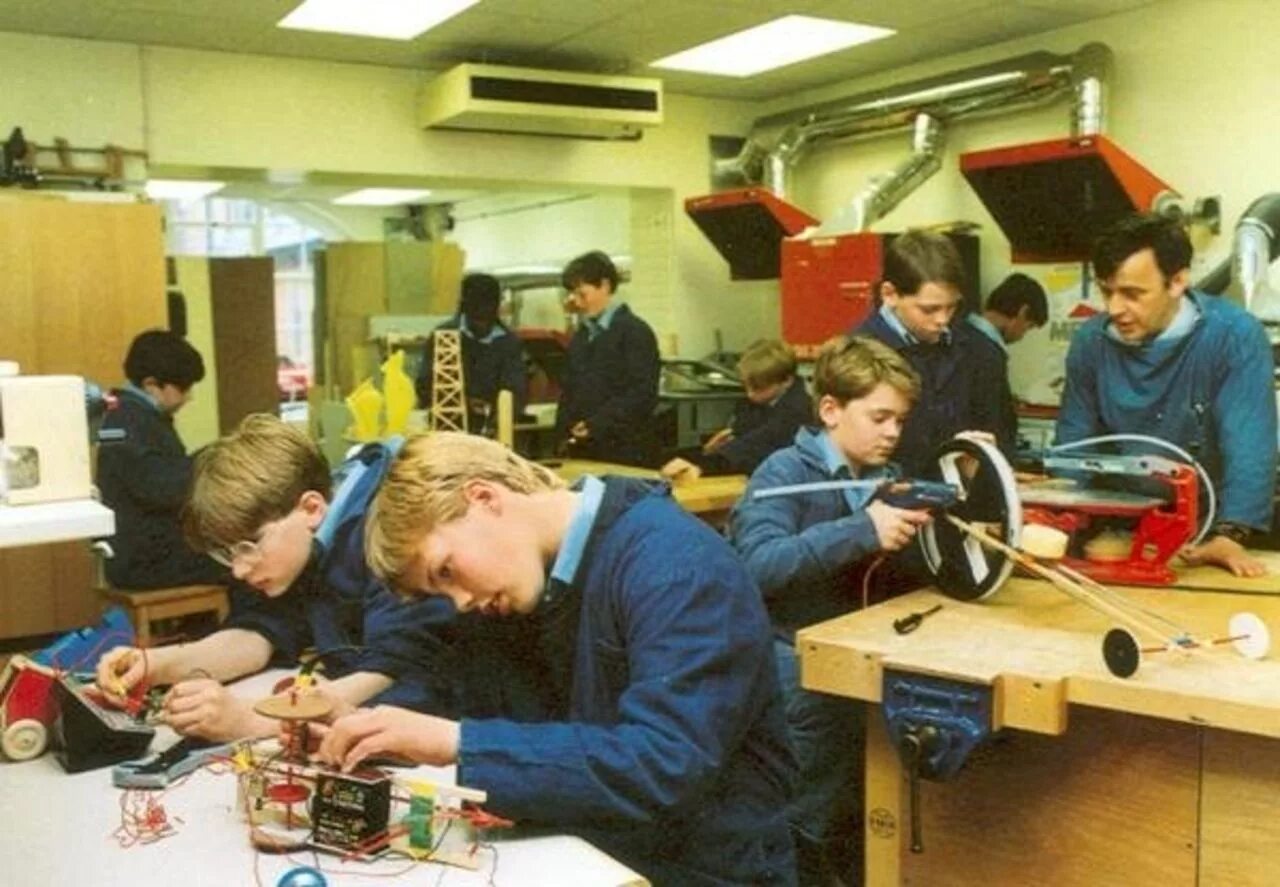 школьный труд. урок технологии в школе. урок технологии. школьный труд. труд в школе.