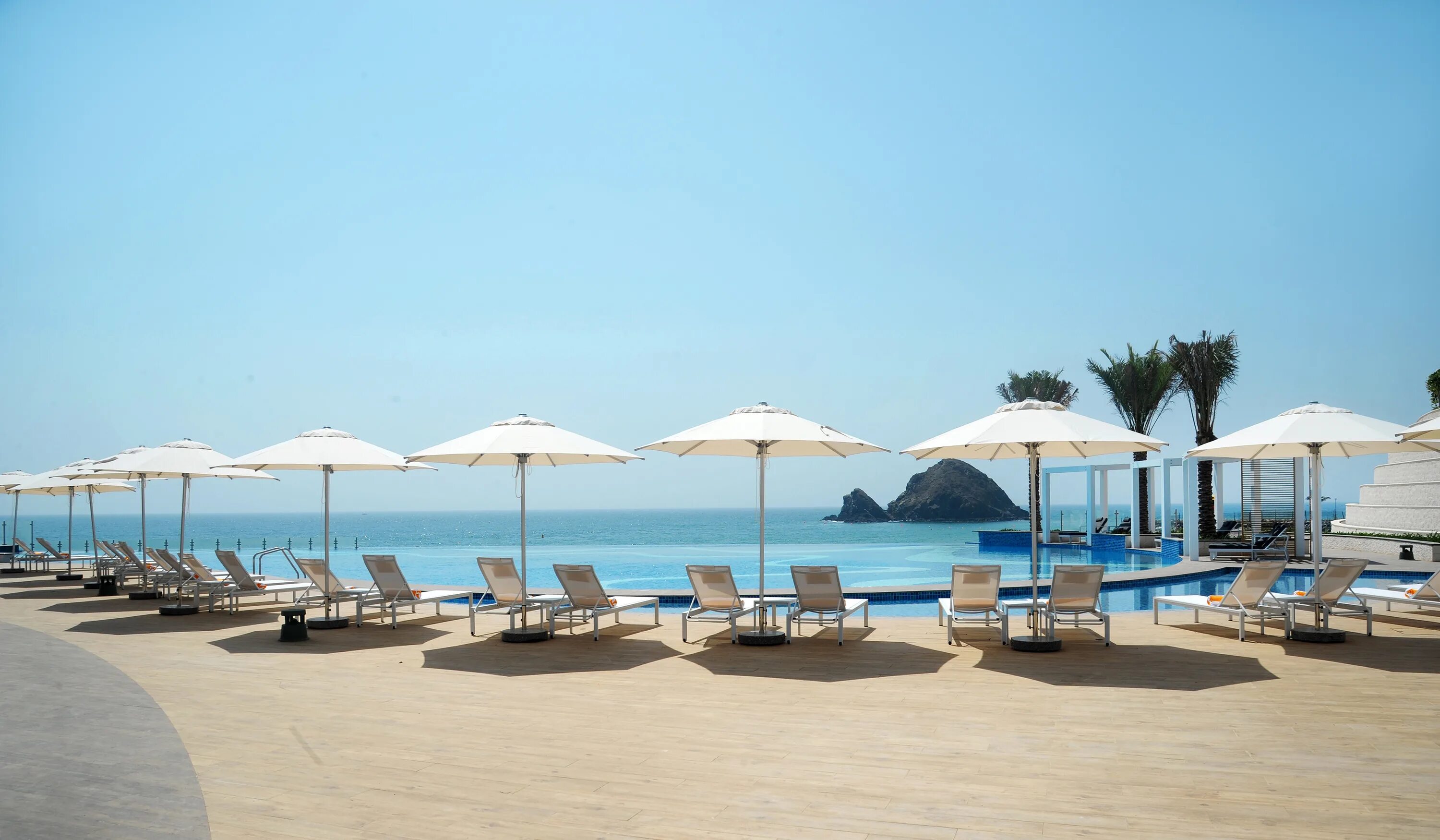 Royal beach hotel resort fujairah. Роял м Бич Фуджейра 5. Royal m Hotel Resort al Aqah Beach Фуджейра. Royal m Beach Resort al Aqah 5 ОАЭ. 5 Отель Royal m Hotel & Resort al Aqah Beach.